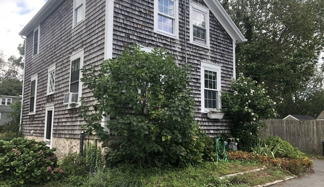 Charming Seashell Cottage rental in the Heart of Padanaram Village!