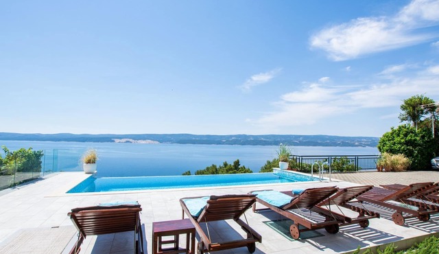 Charming Seaside Apartment