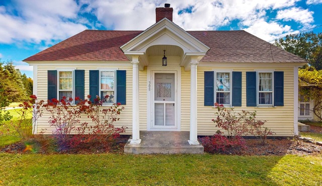 Charming Seaside Cottage with a Gas Fireplace, Spacious Patio, and Nearby Hiking