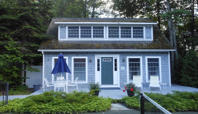 Charming seaside cottage with private tennis court