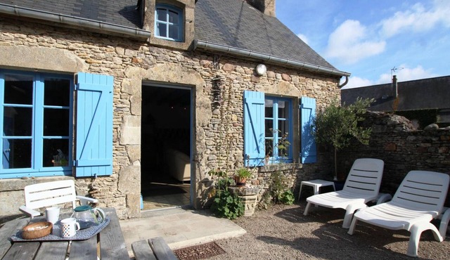 Charming seaside cottage with private parking and terrace