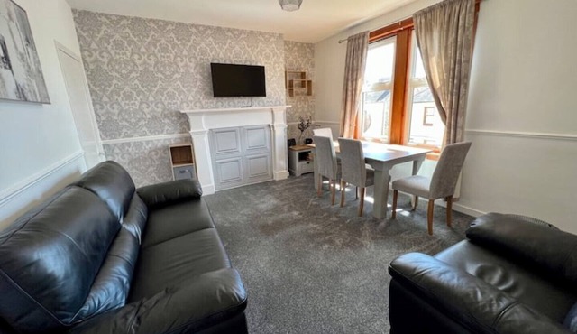 Charming Seaside home. sleeps 4 with free parking