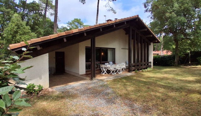 Charming Seaside House: Quiet Area, Garden, 6 Guests, 900m to Beach, Wifi, Parking