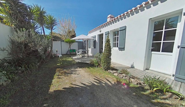 Charming Seaside House, 3 Bedrooms, 250m from Beach, Private Garden, Terrace, Bike Garage