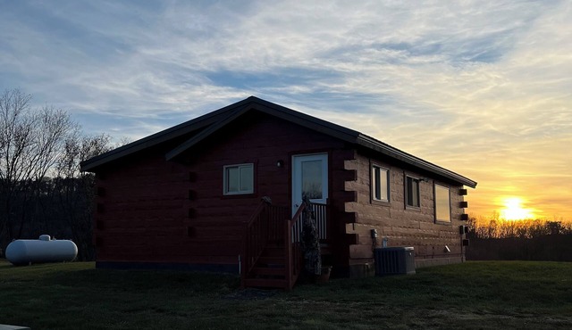 Charming secluded 2-bedroom cabin with WiFi, AC in peaceful Richland Center