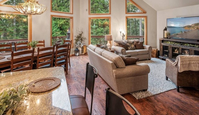 Charming Secluded 3-bedroom house in Sagle ID close to Lake and Schweitzer Ski
