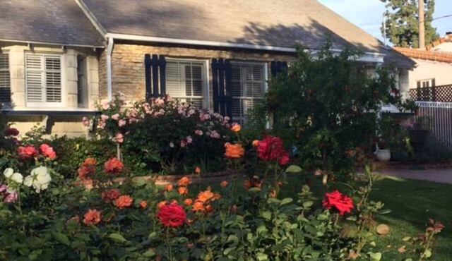 Charming secluded and gated 1-bedroom guesthouse in lovely Studio City
