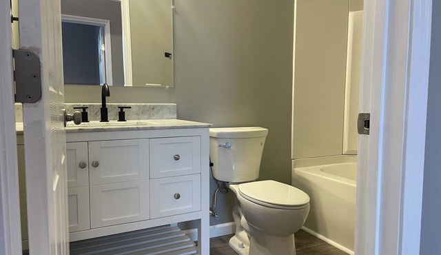 Charming second story 2-bedroom apartment in Millstadt with WiFi and AC