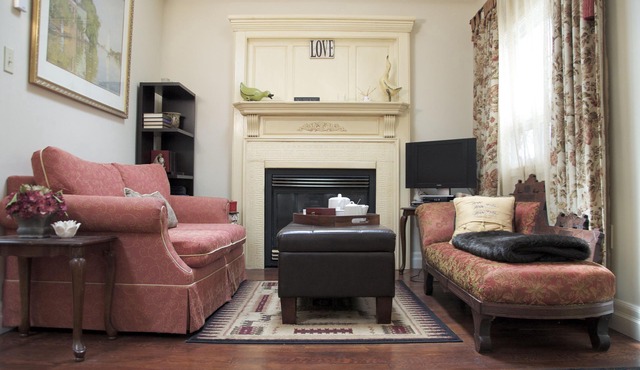Charming Self-Contained Guest Cottage in Old Town Niagara-on-the-lake.