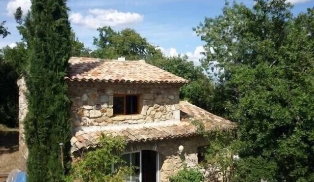 Charming self-catering stone cottage in the UZES region with shared swimming pool