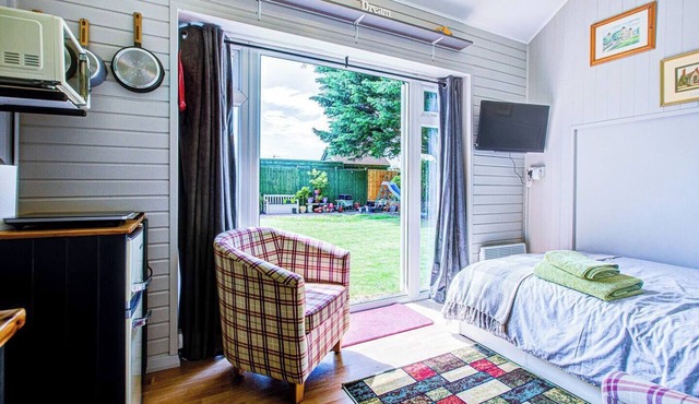 Charming Self Contained Garden Studio Upper Beeding