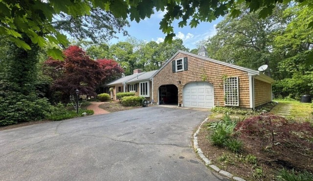 Charming, Semi-Secluded 4-bed house near bike path, beach in beautiful Falmouth