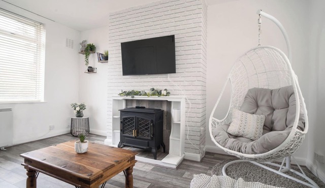 Charming Semi with KingBed and Cozy Interiors