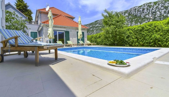 Charming serene 3-BR pet-friendly Villa for 6 with heated pool