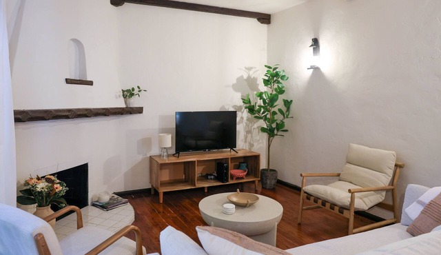 Charming Serviced 2 Bedroom in Hollywood. Right below Hollywood Sign- NATIVE