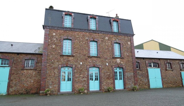 Charming set of 3 rentals for 11 people with enclosed garden and pets allowed