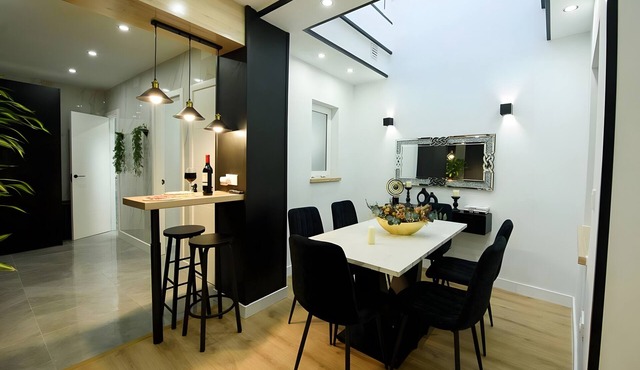 Charming Sevilla Boutique: 2 Bedrooms, Sleeps 7, Parking Included