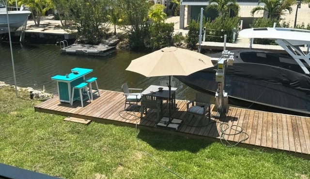 Charming shared 1-bedroom house with AC and WiFi also has a 37 foot dock