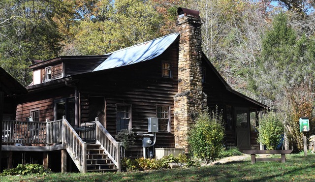 Charming Shared Cabin at Project Chimps Sanctuary