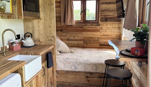 Charming Shepherds Hut in peaceful Lydiard Millicent walking distance to pub