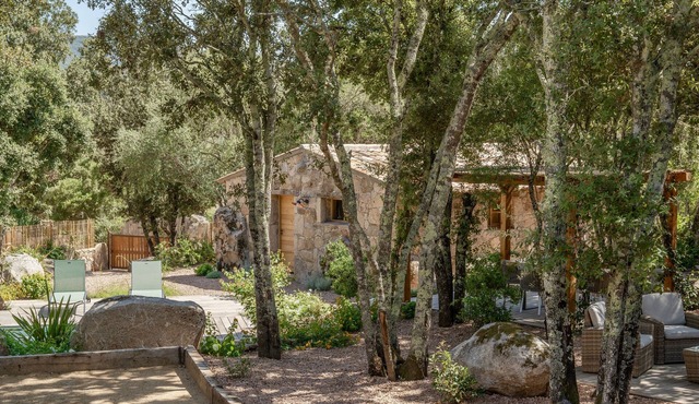 Charming sheepfold, heated swimming pool, landscaped Mediterranean garden