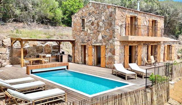 Charming sheepfold, heated swimming pool, nature views between sea and mountains, Sotta