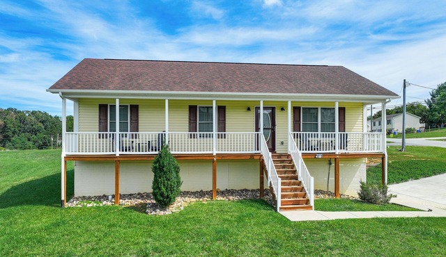 Charming Shenandoah Retreat w/Deck!