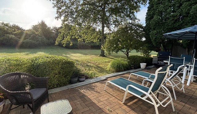 Charming Shinnecock Retreat 1 Mile to Shinnecock Golf Course and 2.5 Miles.