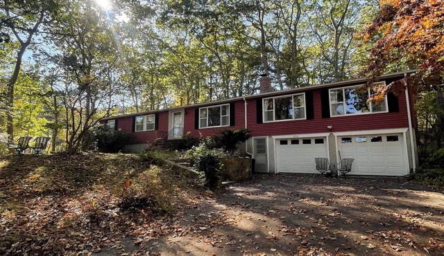 Charming Shore Road retreat in Cape Neddick! Minutes from Ogunquit and York beaches, this cozy, well-loved home offers an authentic seaside stay with easy access to Marginal Way, Nubble Lighthouse, and Maine’s best coastal dining.