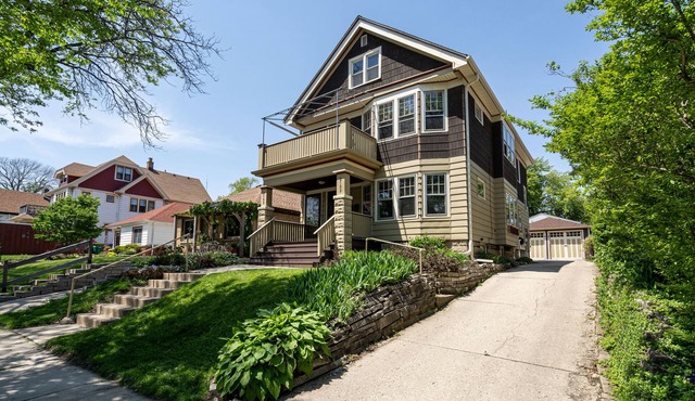 Charming shorewood house near shops, free WiFi & Parking