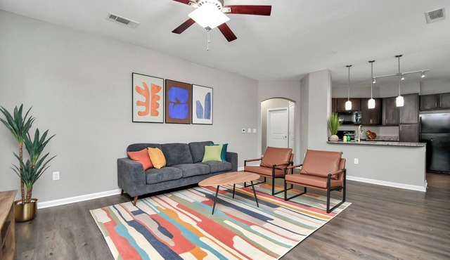 Charming Sienna 2/2 Apt, w/WD & private garage