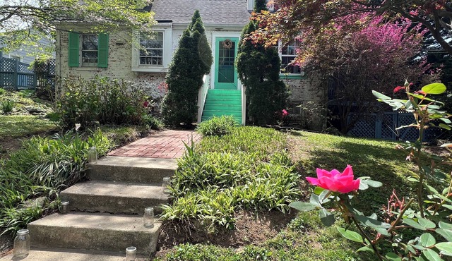 Charming Silver Spring home with gardens and decks. 2-5 month rental.
