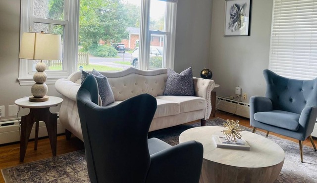 Charming Single-Family, 5 beds, 2 bath, Kingstowne