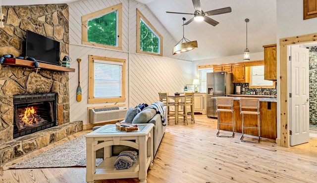 Charming, single-level cabin with a gas fireplace plus forest & mountain view