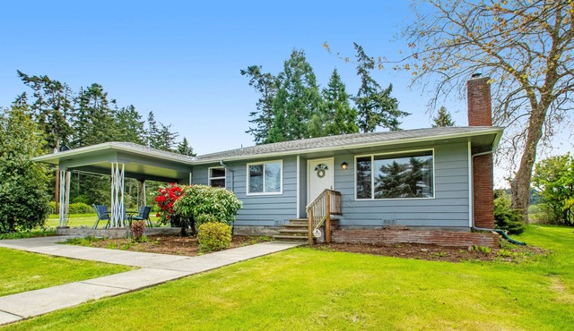 Charming, single-level cottage with a wood fireplace, WiFi, kitchen, & patio