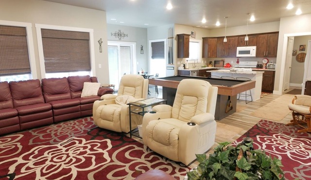 Charming single-level home with Garage | 2 Bed, 2 Bath