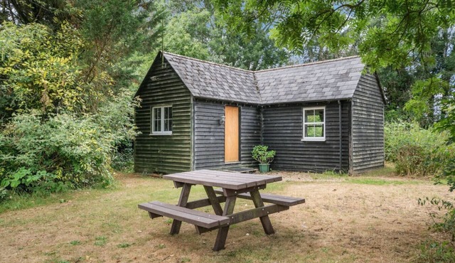 Charming single-storey hideaway with garden access, perfect for couples