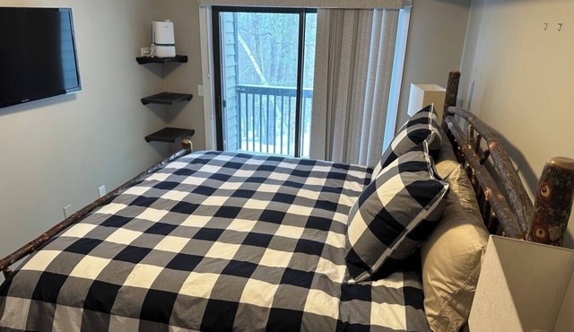 Charming Ski Condo- Steps from the slopes!