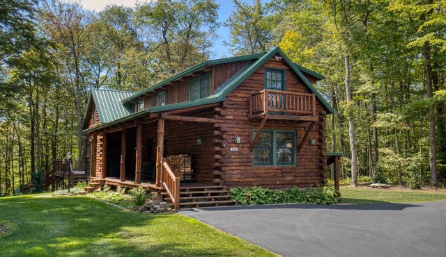 Charming Ski In/Ski Out Log Cabin at Hidden Valley