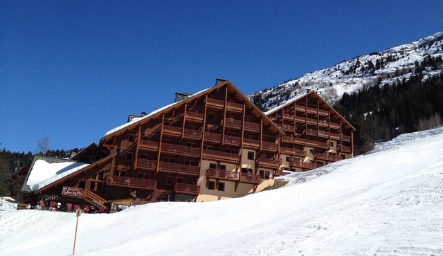 Charming Ski-In-Ski-Out Chalet (sleeps 10 in 5 bedrooms)