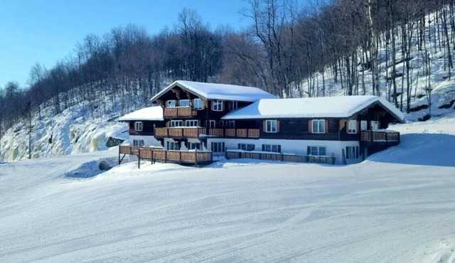 Charming, ski-in, ski-out, lake-view chalet w/10 bedrooms, kitchen and AC.