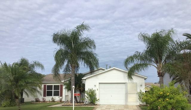 Charming Small Dog Friendly 3/2 Home Complete w/Golf Cart, BBQ & FREE WiFi!!