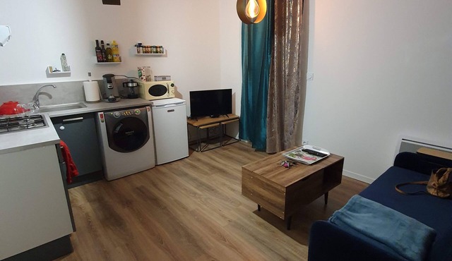 CHARMING SMALL F1 IN TOWN CENTER WITH TERRACE