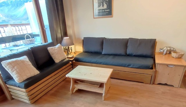 Charming south-facing apartment at the foot of the ski runs. Close to shops.