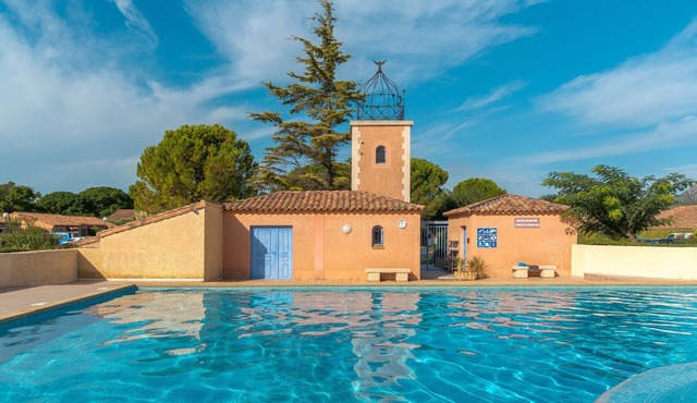 Charming South-Facing 2-Bedroom House with Pool, WiFi & AC in Peaceful Eyguières