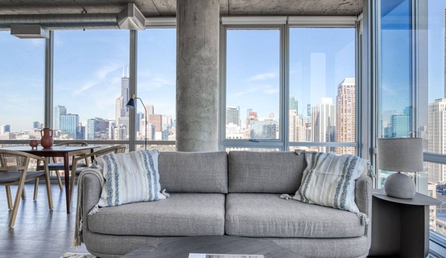 Charming South Loop 2BR w/Gym & Roof, nr Grant Park, by Blueground