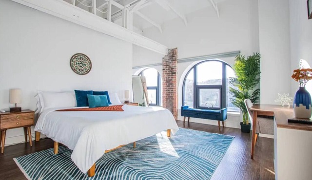 Charming Space with Parking/King Bed/Street Car