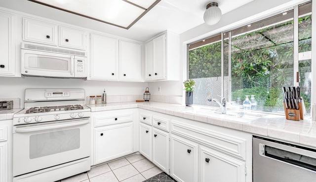 Charming & Spacious 4-bedroom house with AC and WiFi in Fountain Valley