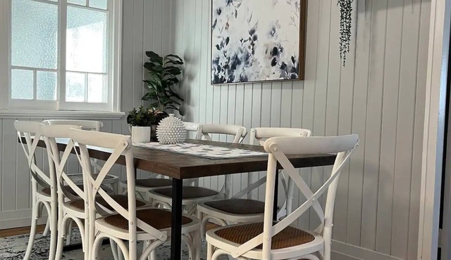 Charming & Spacious Centrally Located Queenslander