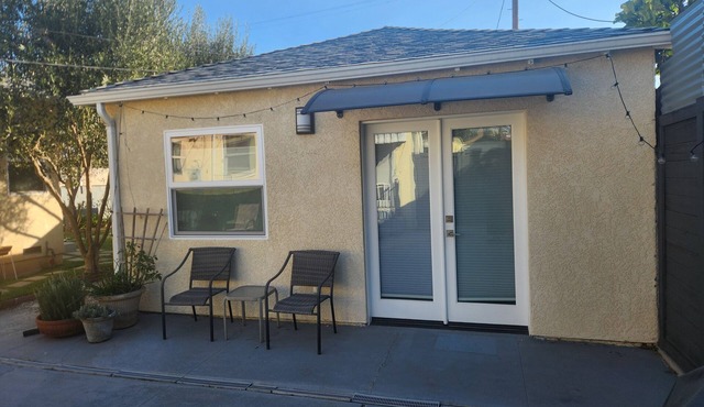 Charming, spacious 1-bedroom home with luxurious amenities in LA's west side